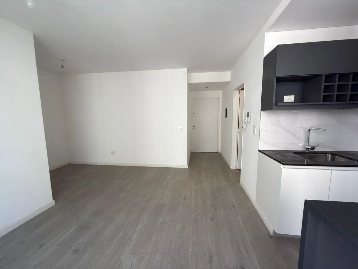 Новая двухкомнатная квартира с балконом в Parque Chas