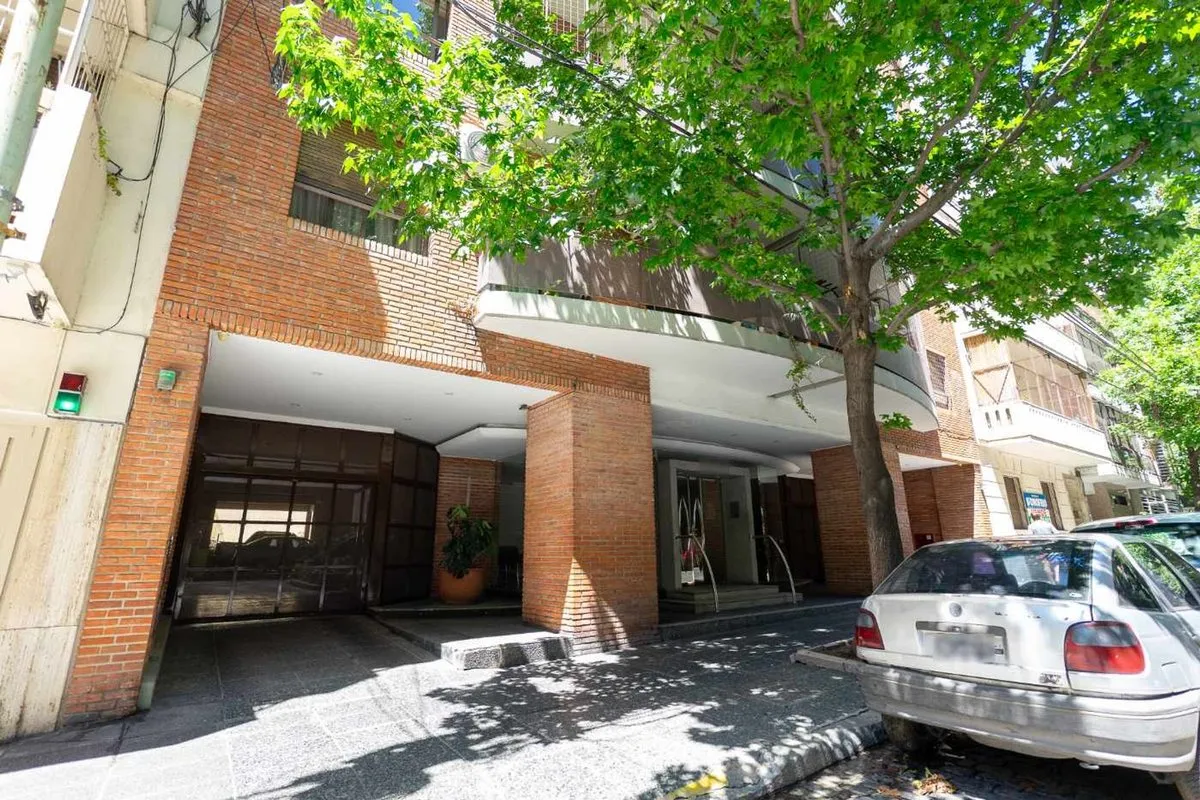 Apartamento de três ambientes com 2 dormitórios e vaga fixa em Colegiales