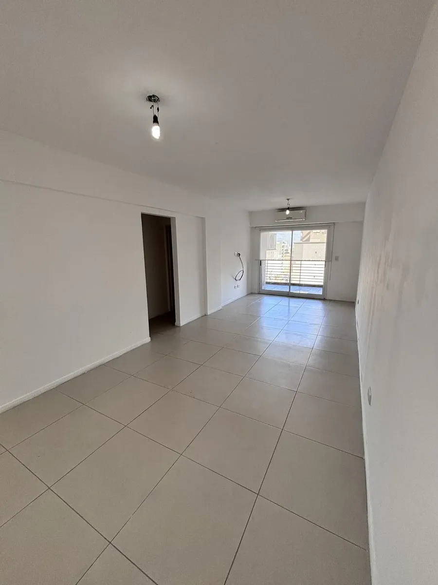 Apartamento de três ambientes com 2 dormitórios e vaga de garagem em Lanús Este