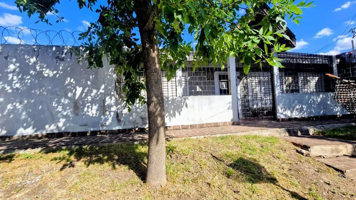 Casa de 3 ambientes com 2 dormitórios para alugar em Ituzaingó Norte