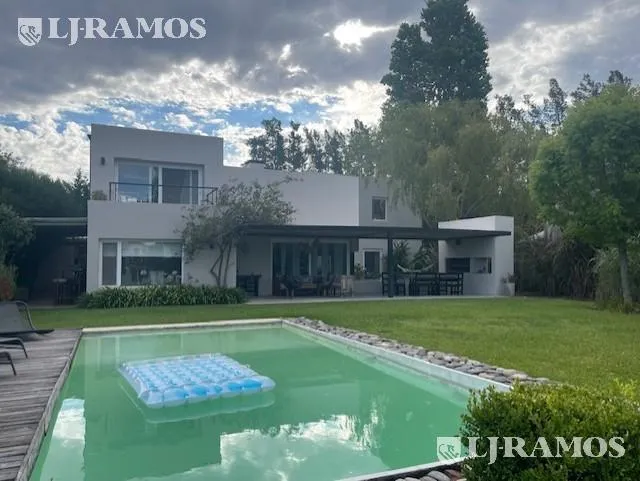 Modern five-bedroom apartment in Tigre