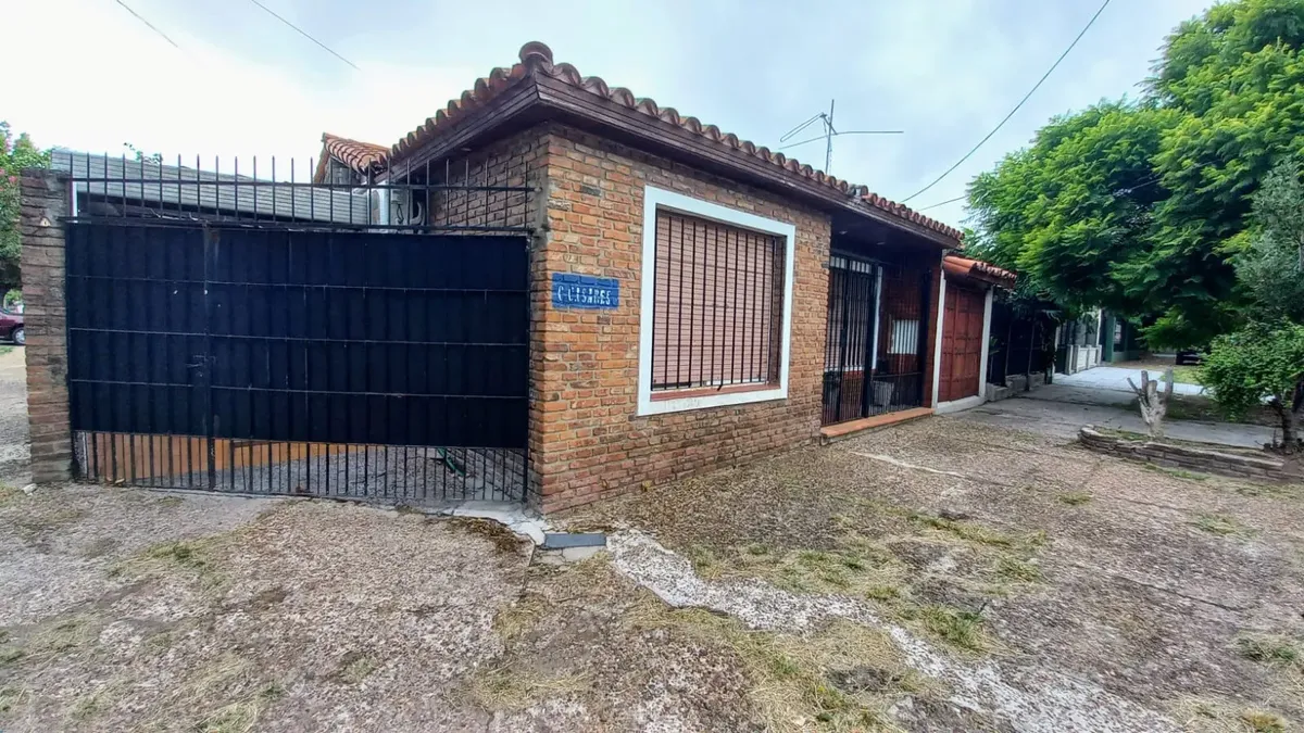 Casa de 2 ambientes con cochera en Lomas de Zamora