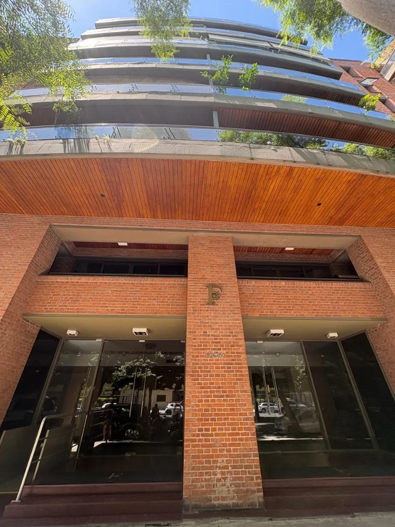 Трёхкомнатная квартира с зависимостью и 2 спальнями в Puerto Madero