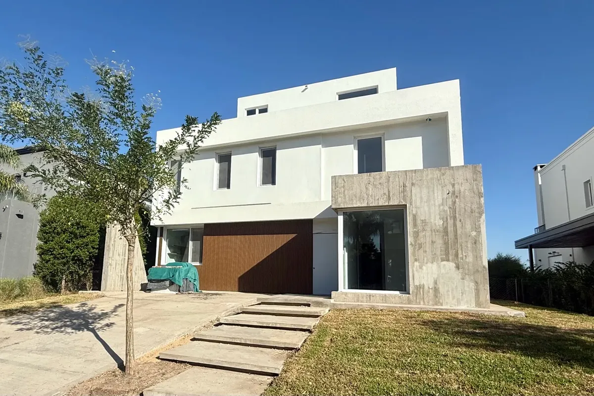 Modern lakefront house with 6 bedrooms in Tigre’s Nordelta (Barrio Tipas)