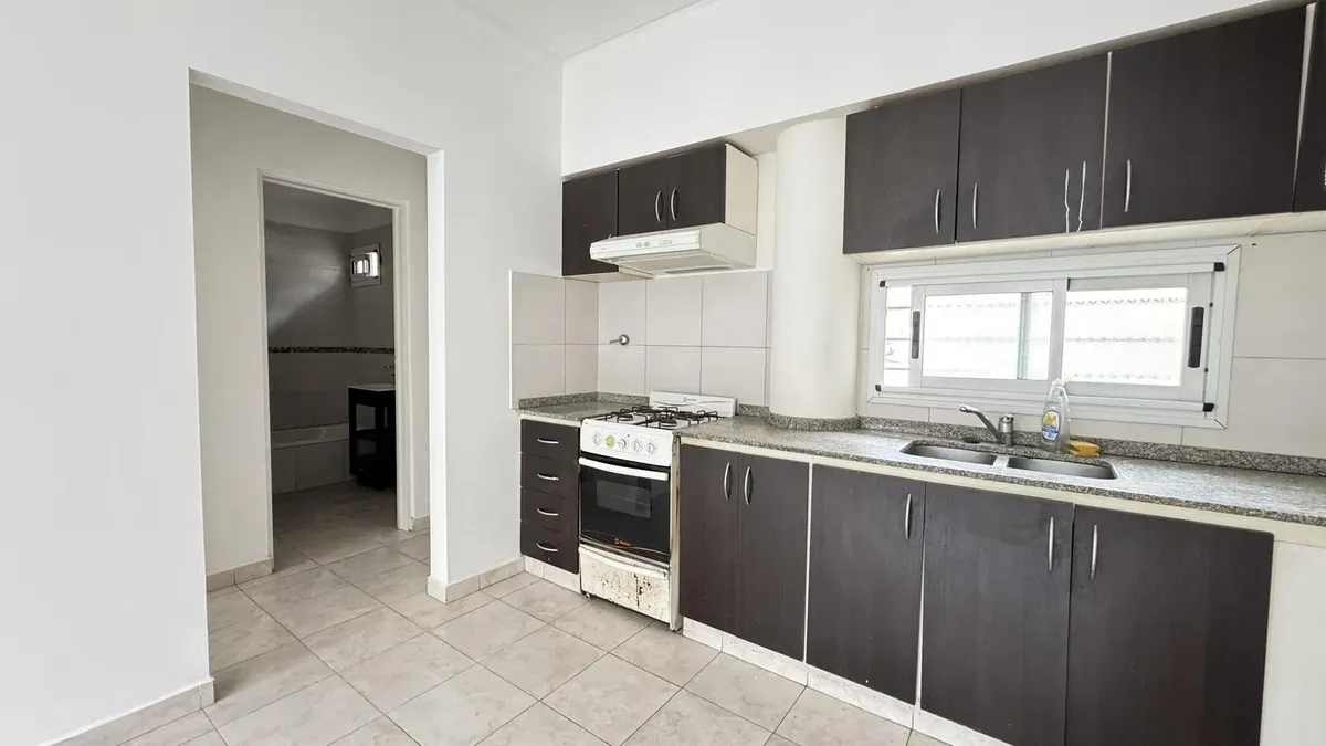 Apartamento de 2 ambientes na rua em Remedios de Escalada