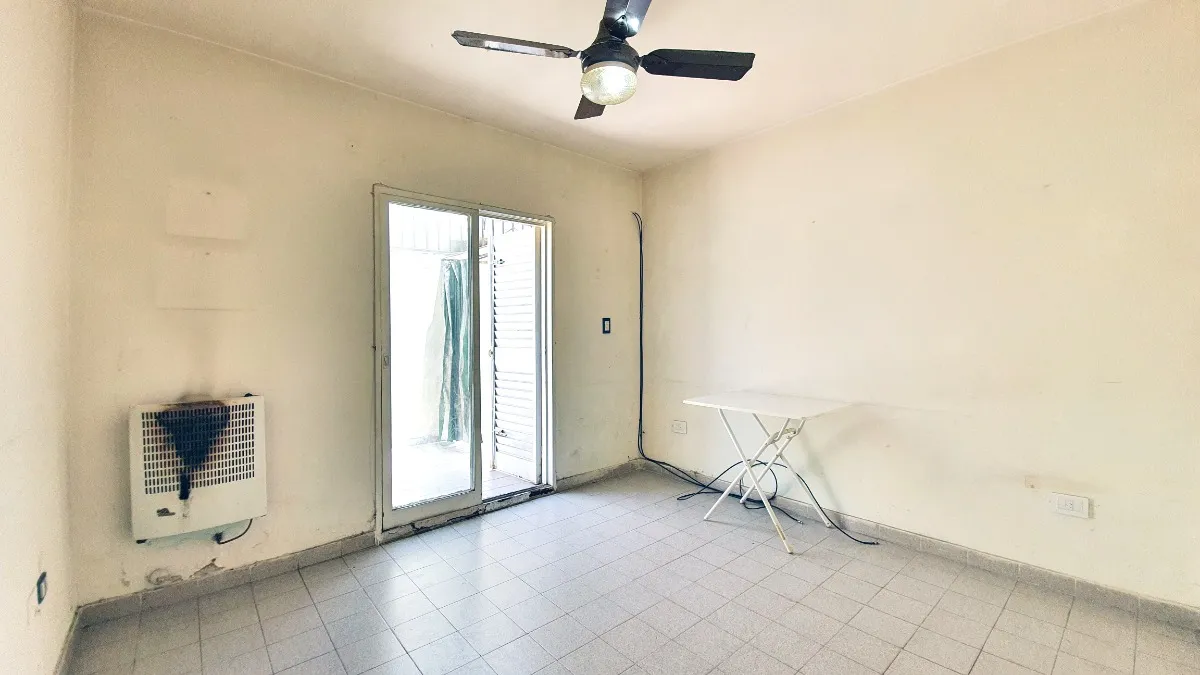 Apartamento de 2 ambientes térreo com pátio em Villa Lugano