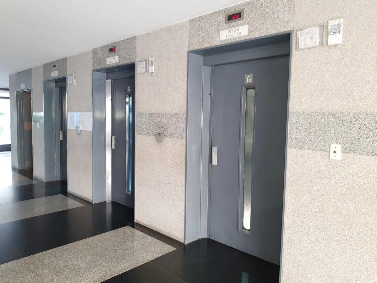 Departamento de 3 ambientes al frente con cochera en Flores