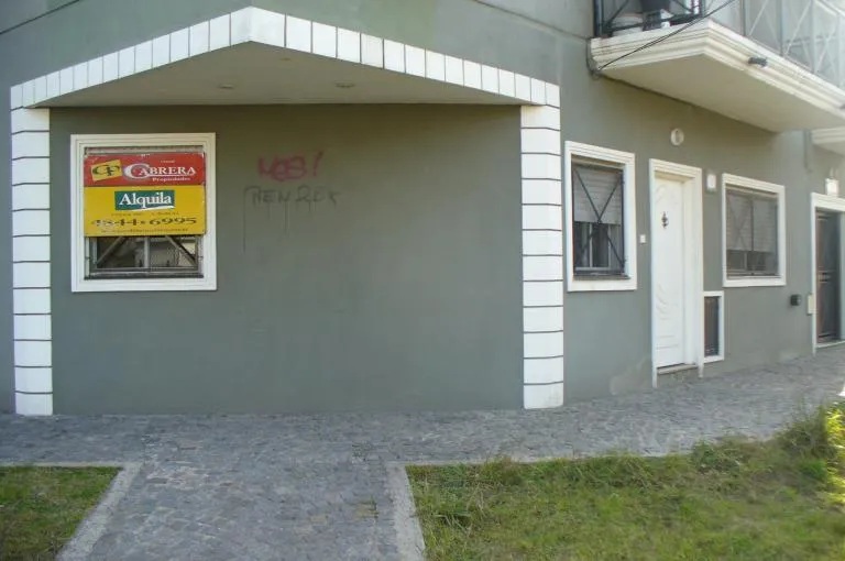 Apartamento de dois ambientes no térreo em Villa Bosch