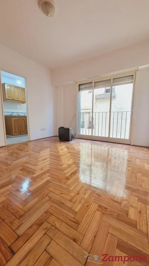 Kitnet de um ambiente com varanda francesa em Caballito