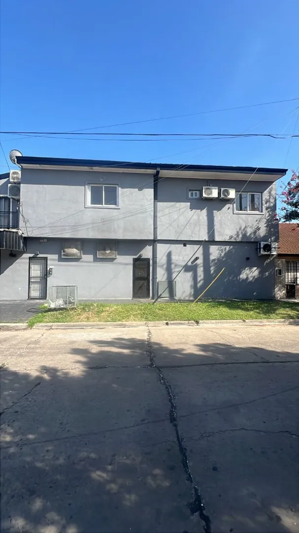 Apartamento tipo PH de 2 ambientes no térreo em Ituzaingó