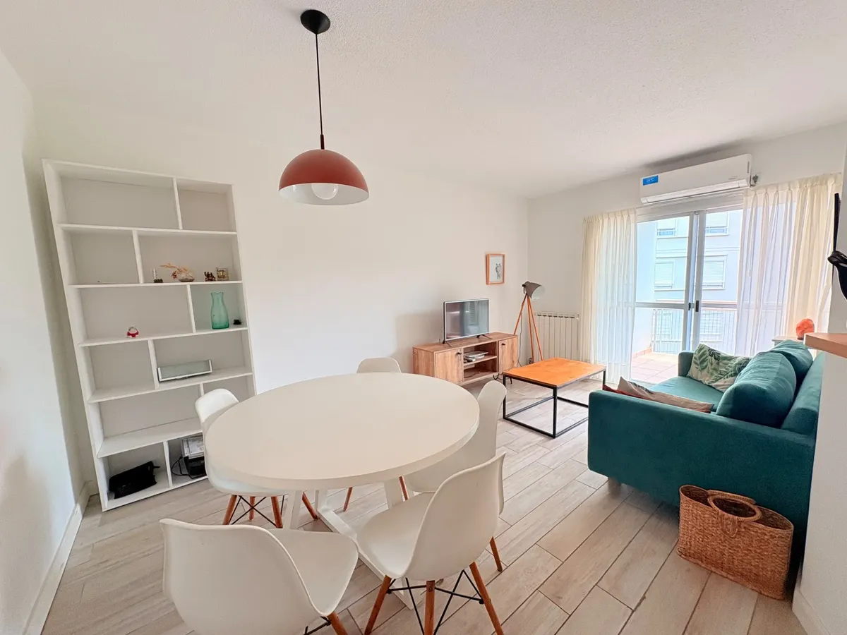 Apartamento de dois ambientes com varanda e área de churrasco em Martínez