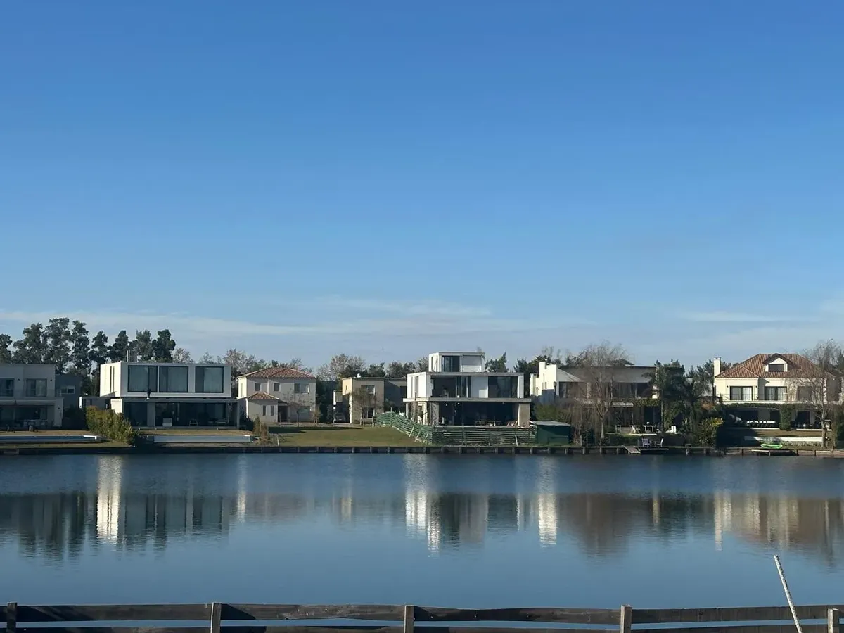 New five-bedroom apartment in Tigre, on the water in Tipas