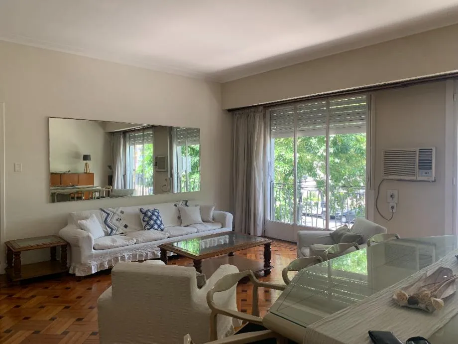 Четырёхспальная квартира в Beccar с террасой, бассейном и зоной гриля