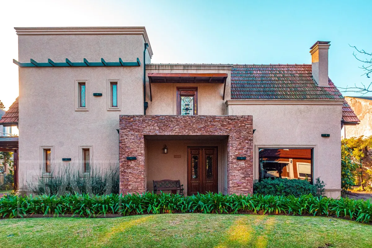 Casa tipo chalé com 4 dormitórios em Moreno