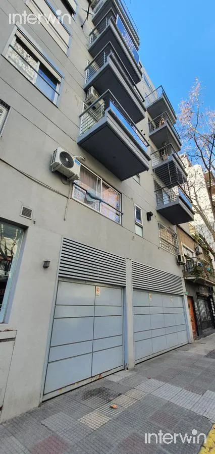 Departamento de 2 ambientes con balcón al frente en Almagro