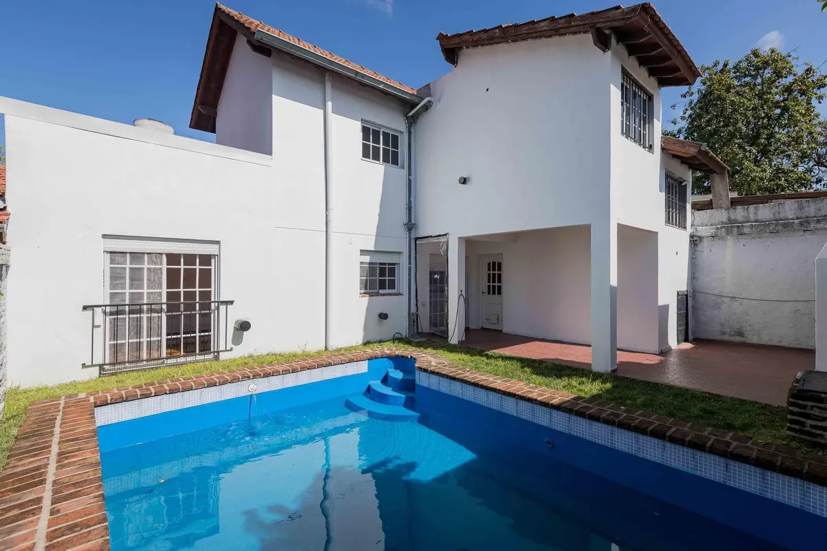 Четырёхкомнатная квартира в Beccar с садом и бассейном