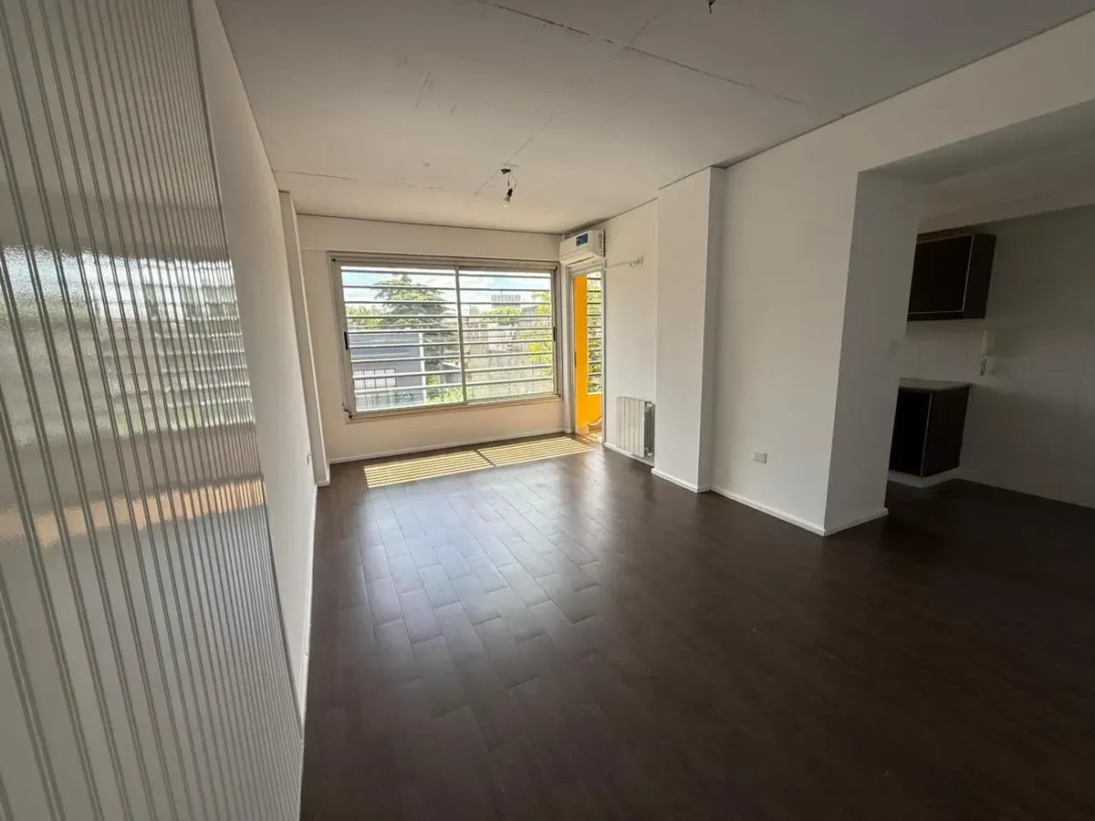 Apartamento de dois ambientes com varanda e vaga de garagem móvel em Saavedra