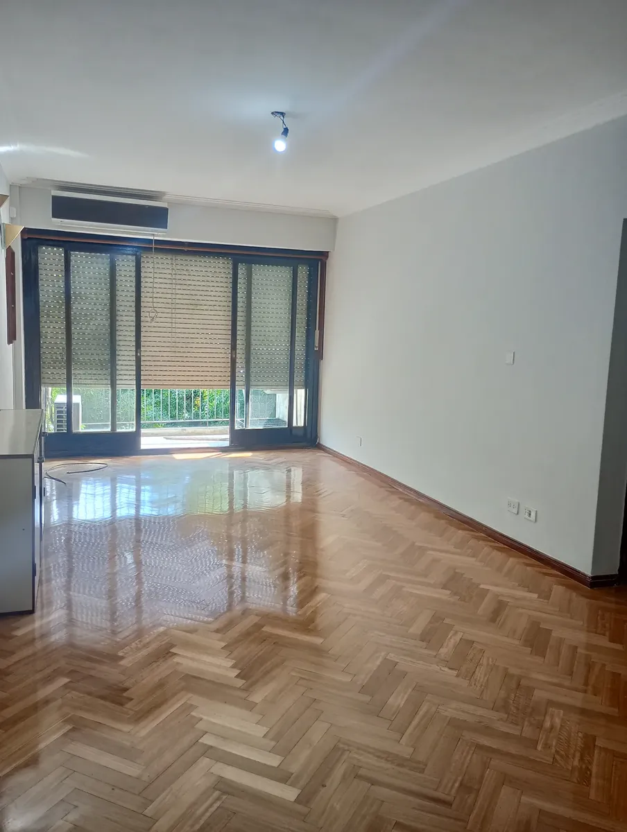 Apartamento de três ambientes em Balvanera com varanda e área de serviço