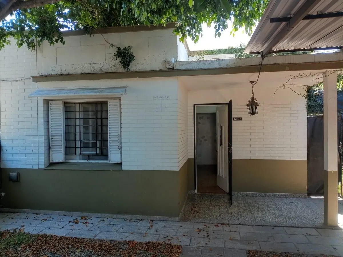 Two-room apartment in Quilmes Oeste, street-facing