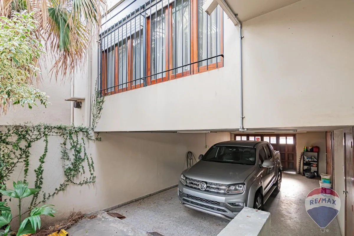 Четырёхспальная квартира в La Plata, 3 уровня, с парком и бассейном