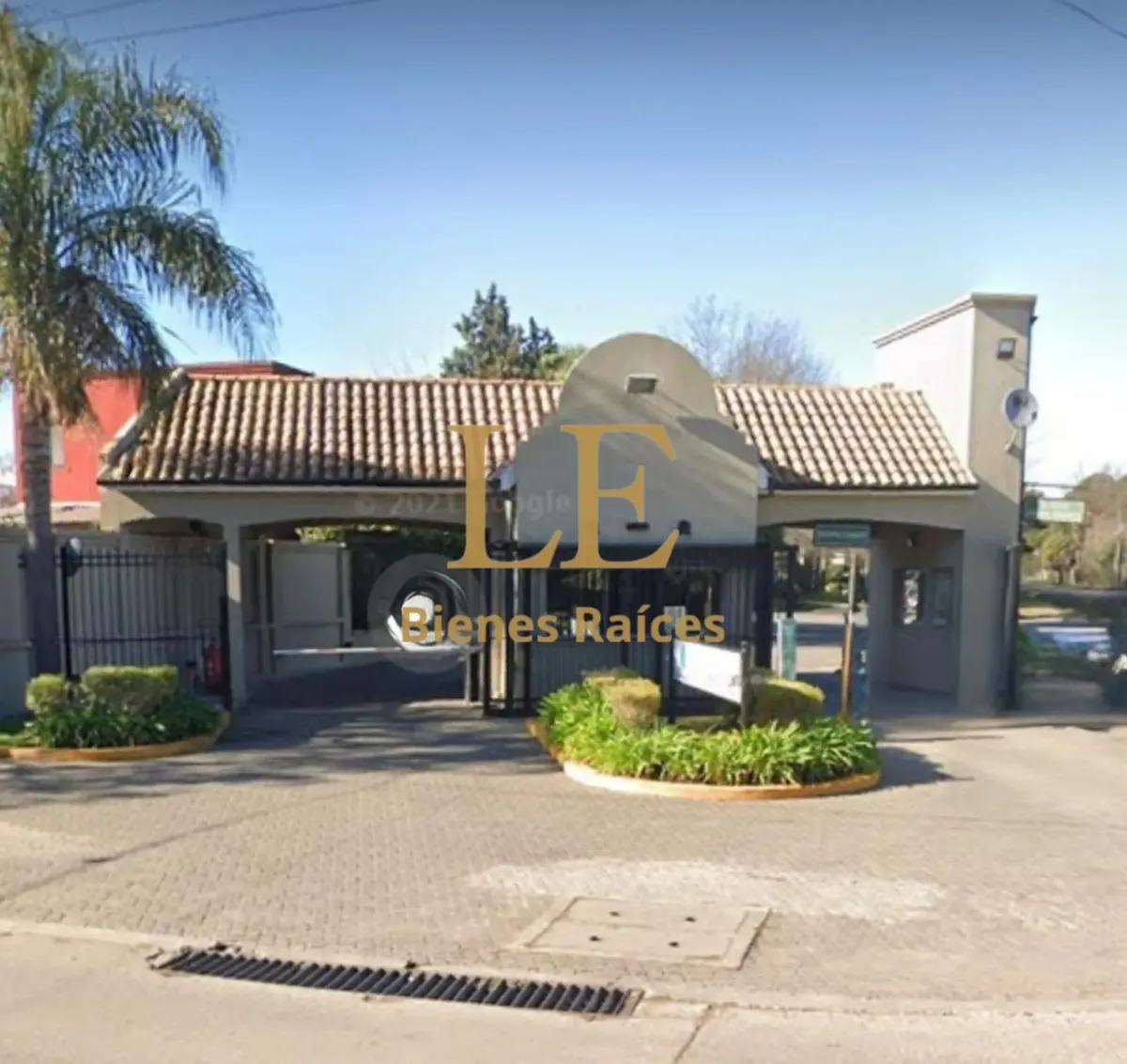 Two-storey house with pool in Tigre