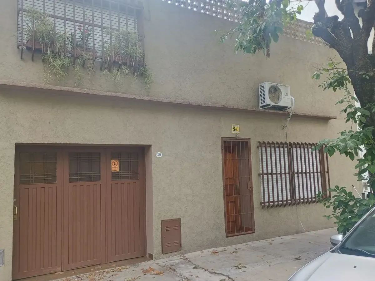 Casa en alquiler de 4 ambientes en Liniers