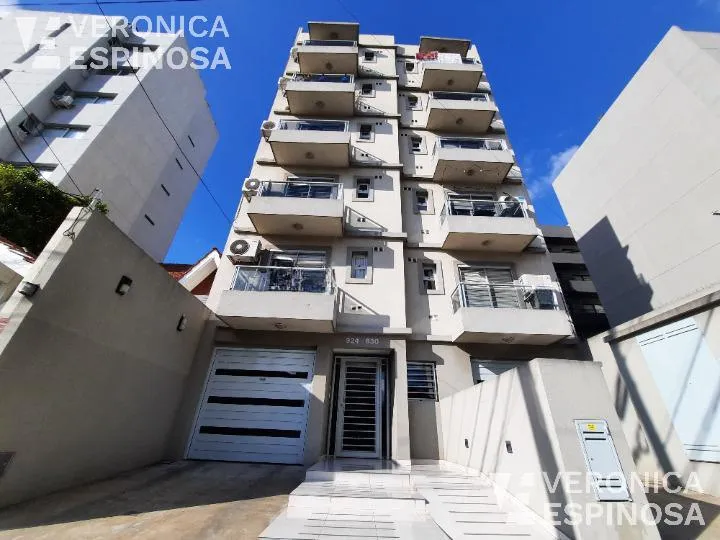 Departamento de 3 ambientes al frente con balcón y cochera en Morón Sur
