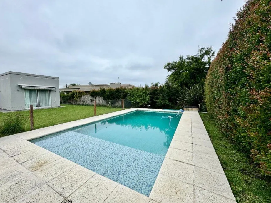 Casa de três dormitórios com piscina em Escobar
