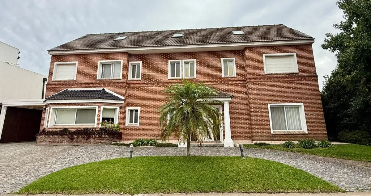 Four-bedroom furnished house in San Fernando gated community Del Arca