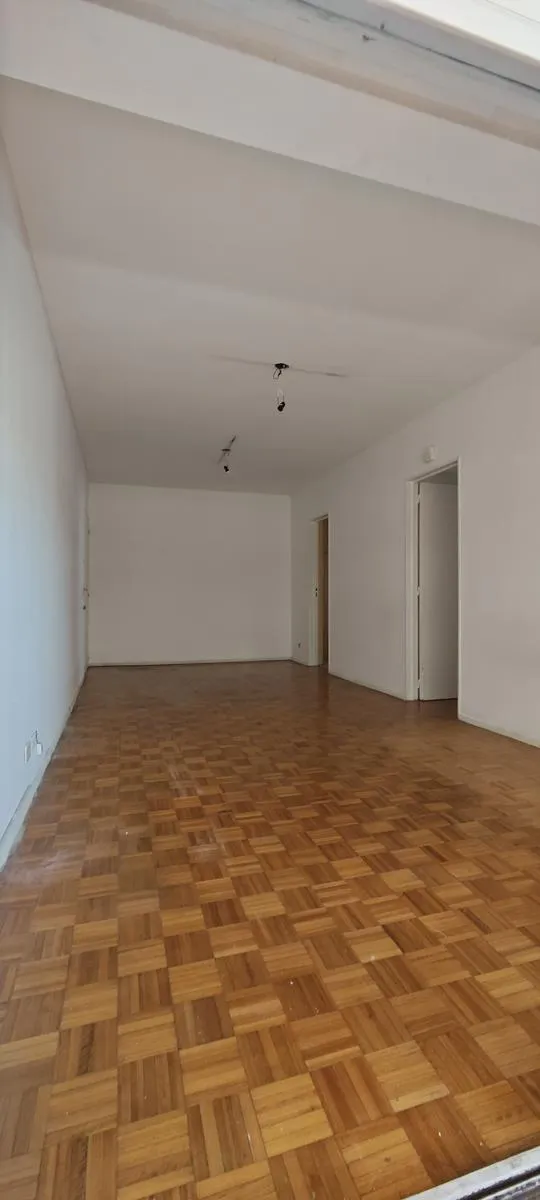 Apartamento de três ambientes com dependência e 2 banheiros em Flores