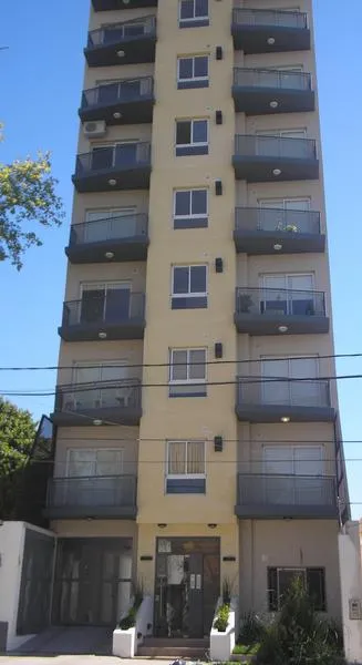 One-bedroom half-floor apartment with parking in Lomas de Zamora