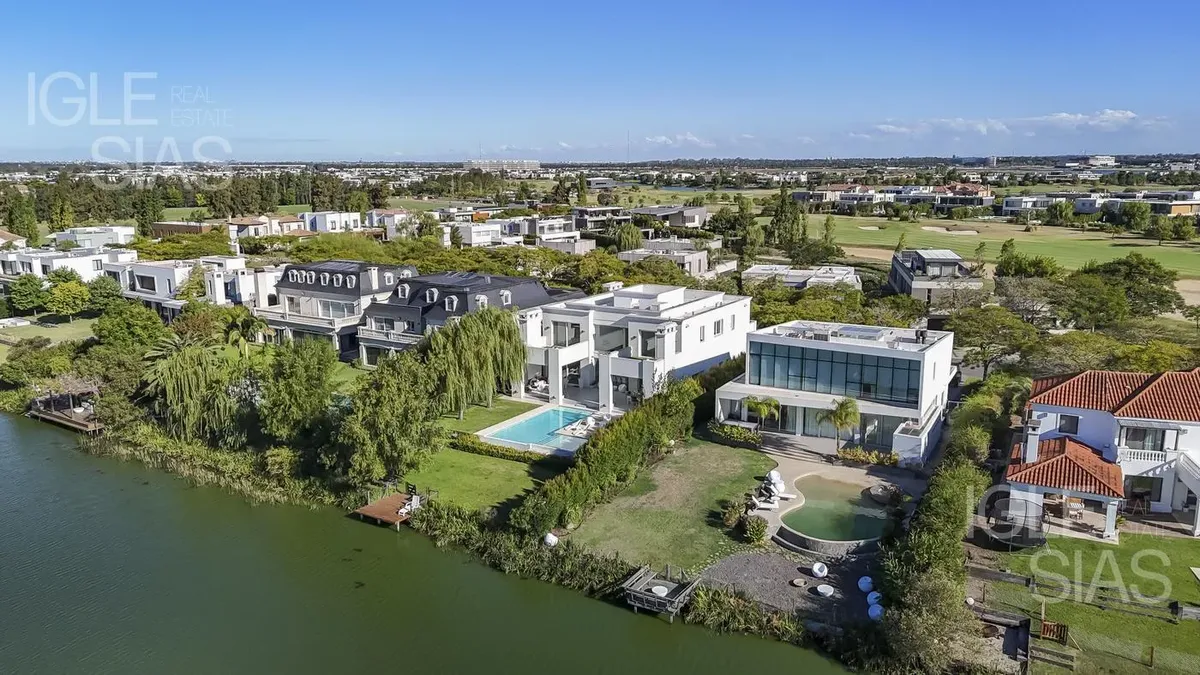 Four-bedroom house by the lake in El Golf, Nordelta