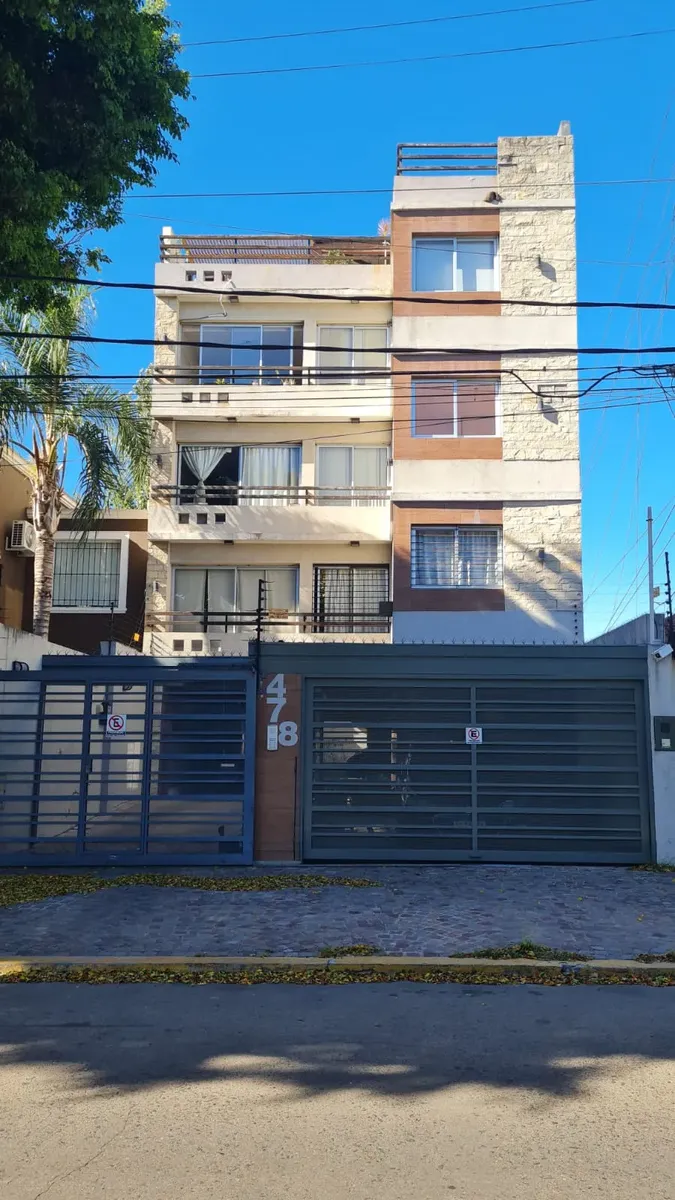 Apartamento de dois ambientes de frente com varanda, vaga coberta e terraço em Morón