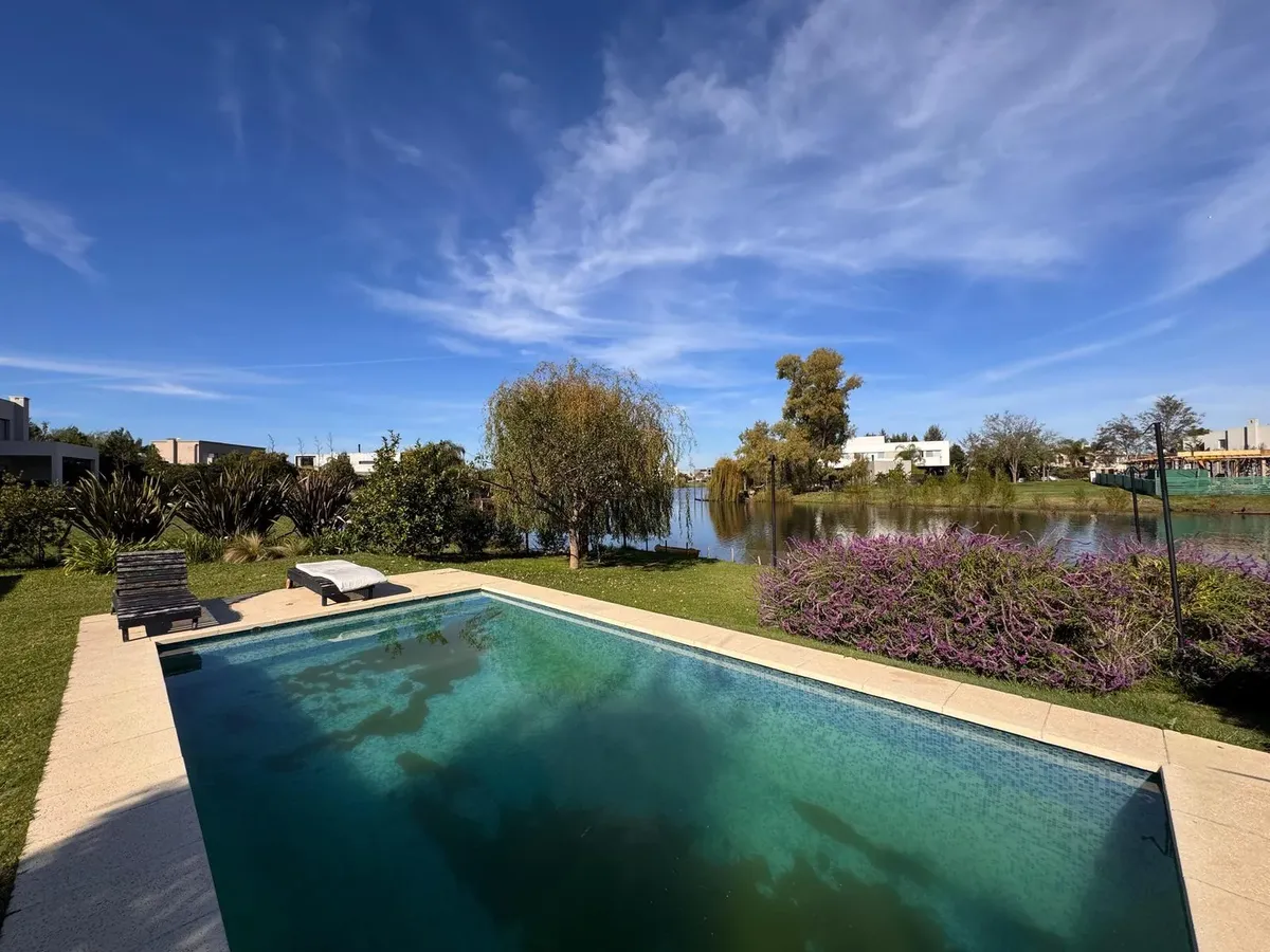 Single-storey three-bedroom house by the lagoon in San Matías, Escobar