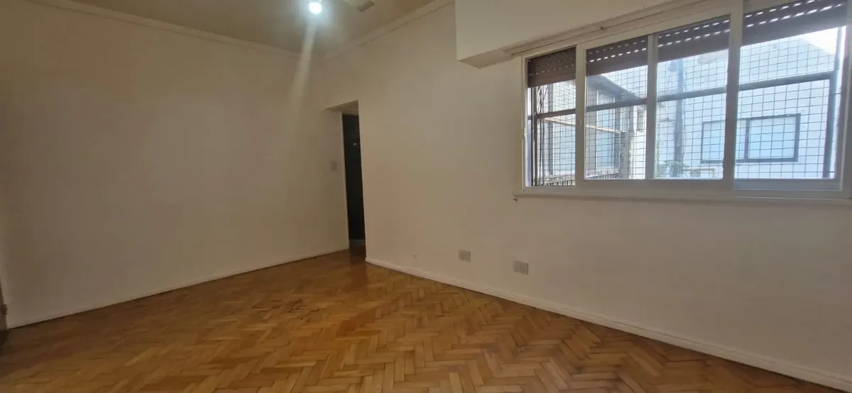 Bright studio apartment with enclosed balcony in Colegiales