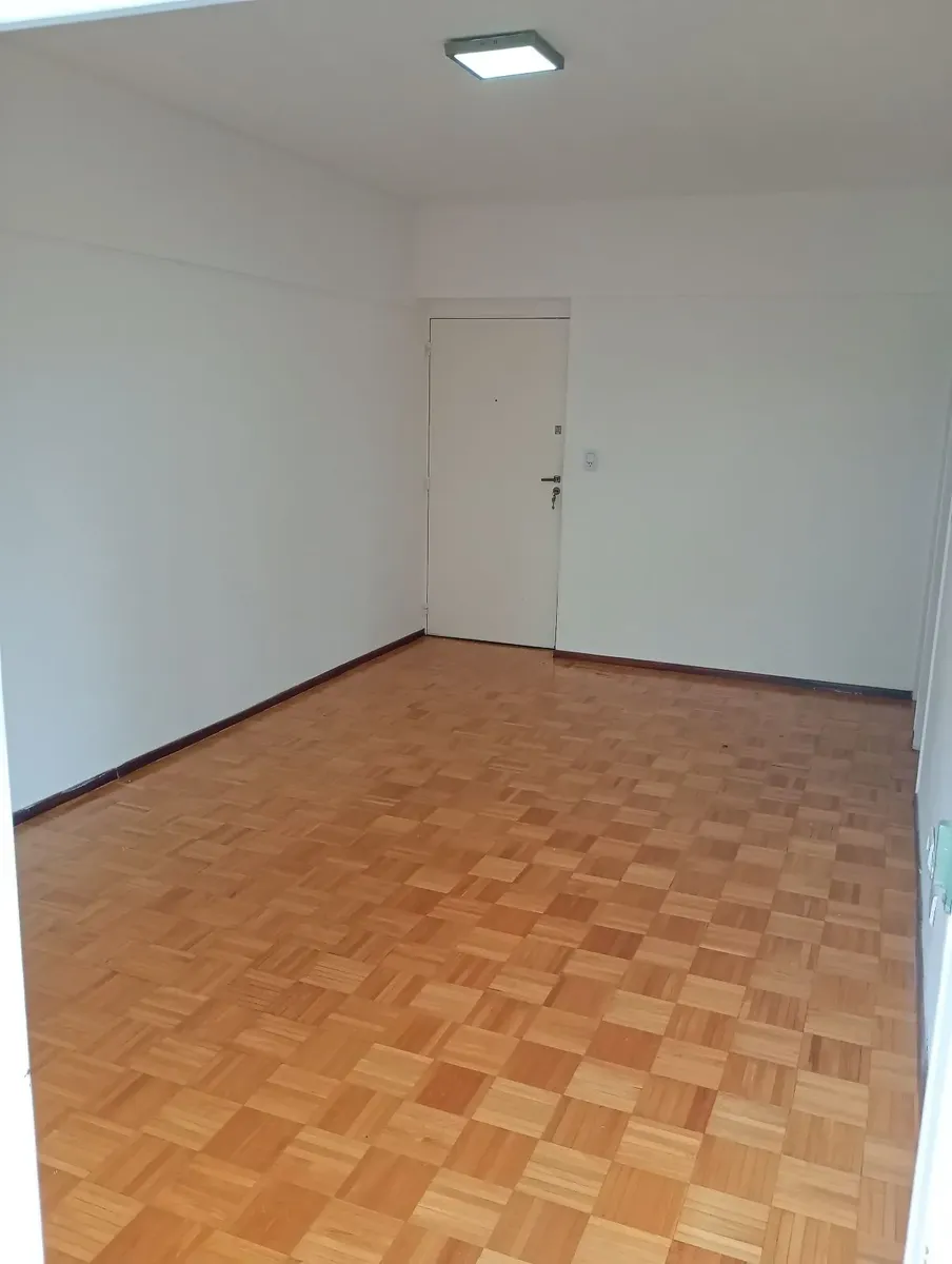 Трёхкомнатная квартира с балконом и прачечной в Vicente López