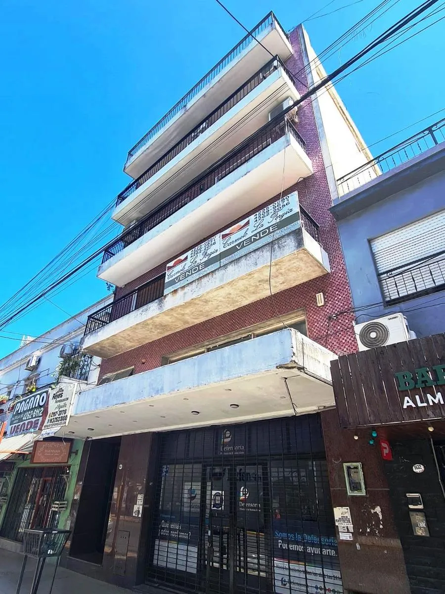 Квартира с 2 спальнями в Lanús Oeste с балконом