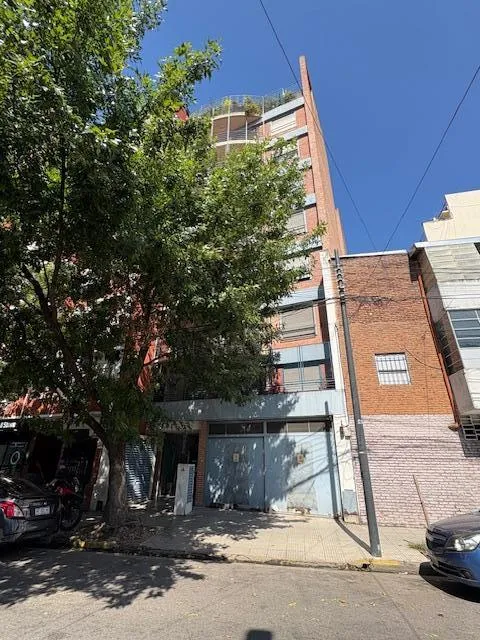 Three-bedroom apartment with office and balcony in Recoleta
