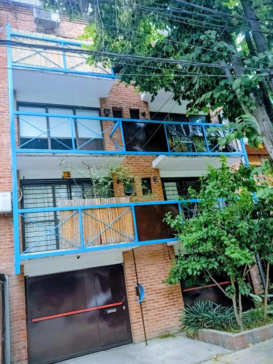 Departamento dúplex de 2 ambientes y medio con cochera cubierta en San Isidro