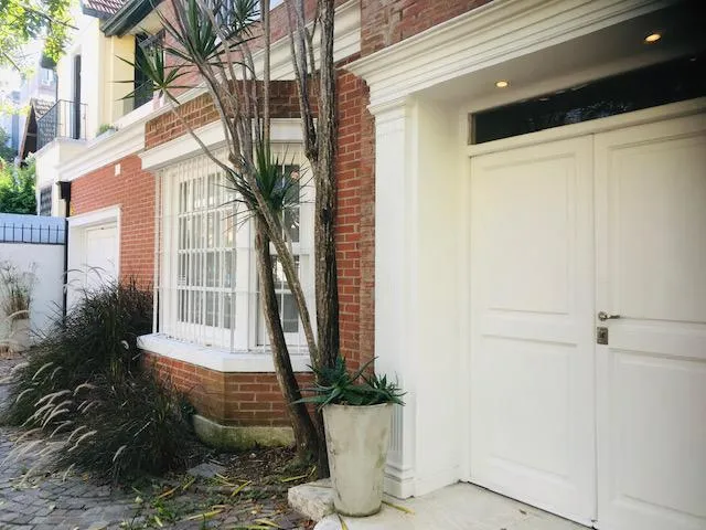 Casa em Olivos-qta.presidencial com garagem para 4 carros, parque e piscina