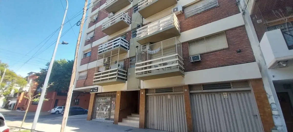 Departamento de 2 ambientes con balcón al frente en Versalles