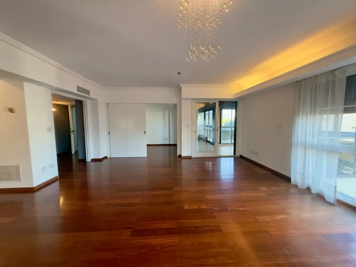 Квартира с 4 спальнями и комнатой для персонала в Olivos