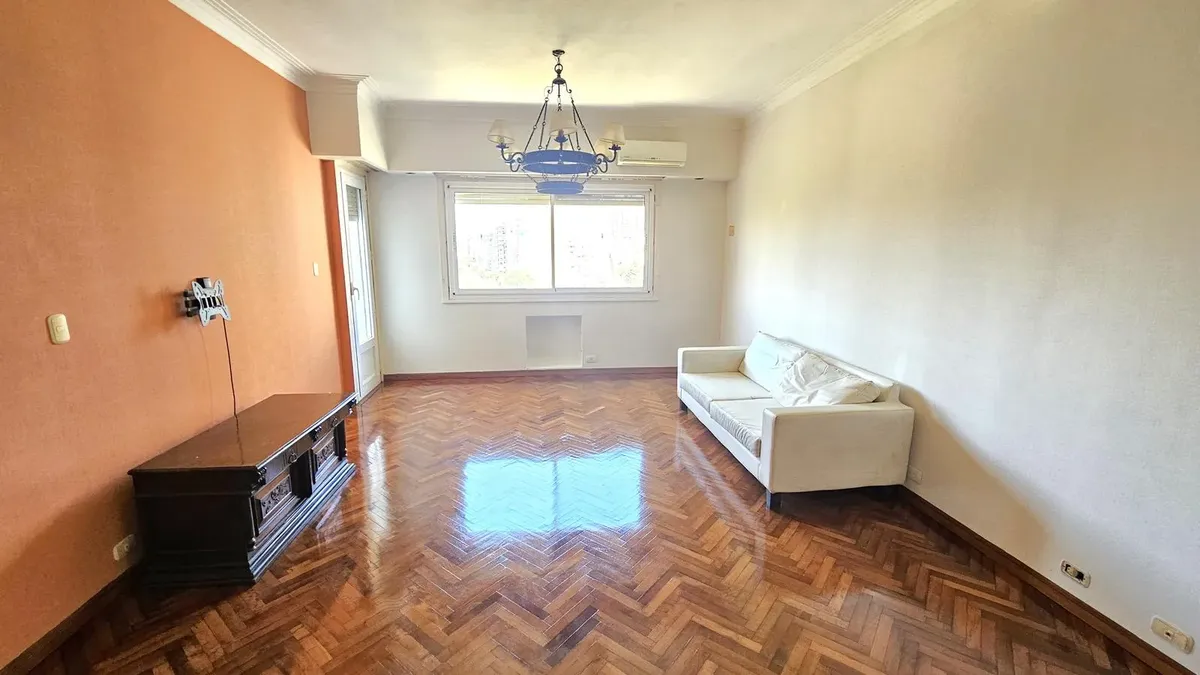 Apartamento de três ambientes com dependência em Caballito