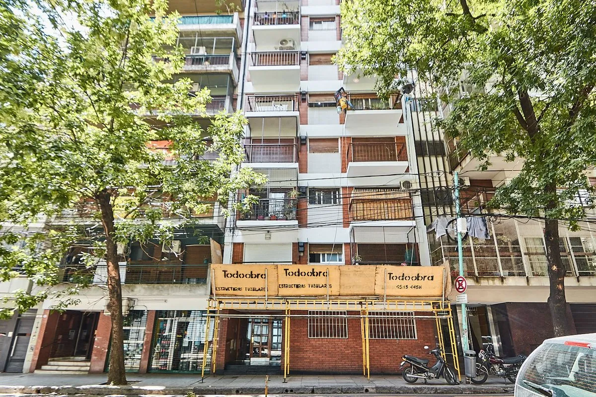 Apartamento de 2 ambientes para alugar em Almagro com varanda de frente