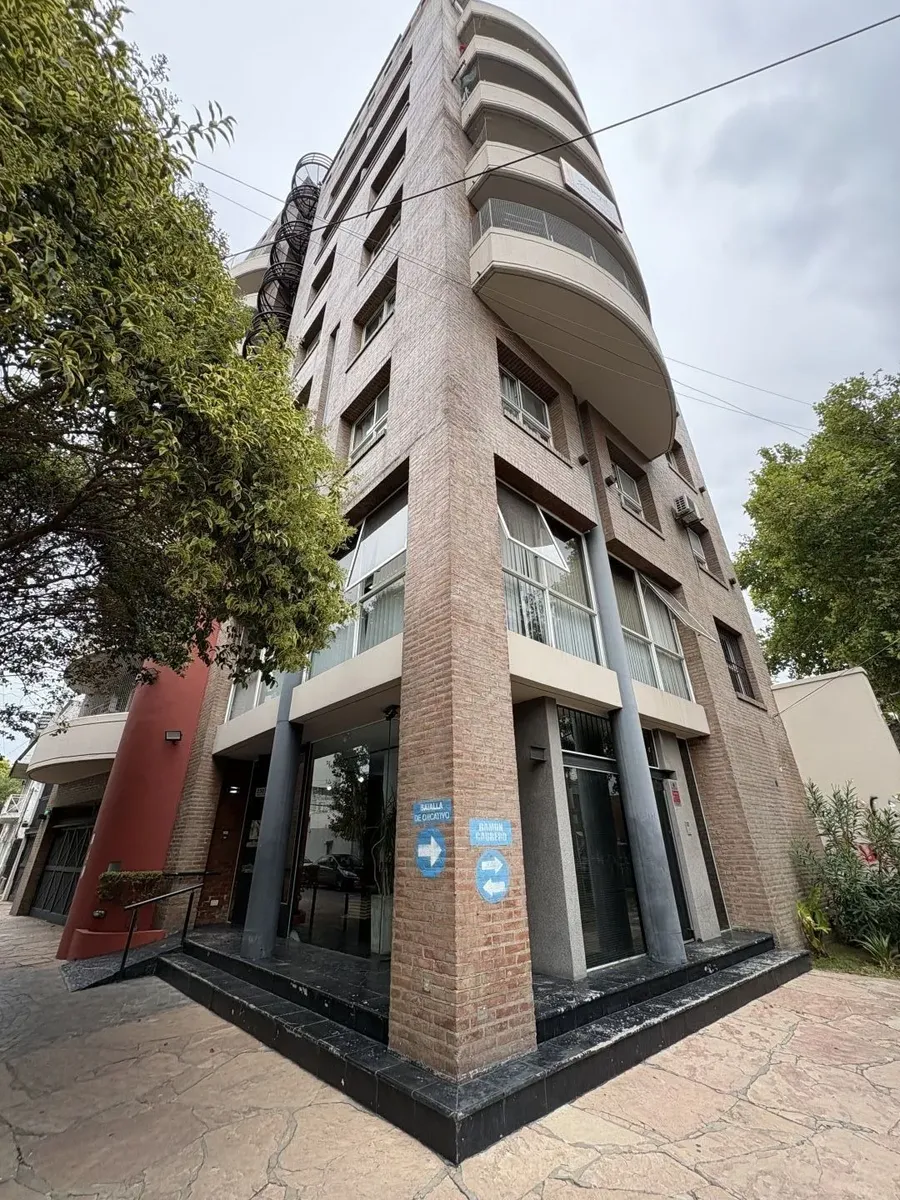 Apartamento de dois ambientes de frente com varanda em Lanús Este