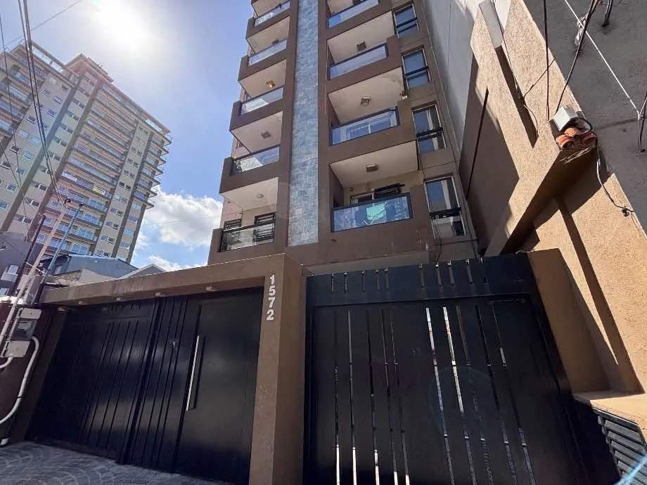 Apartamento de 2 ambientes na frente em Lanús Este