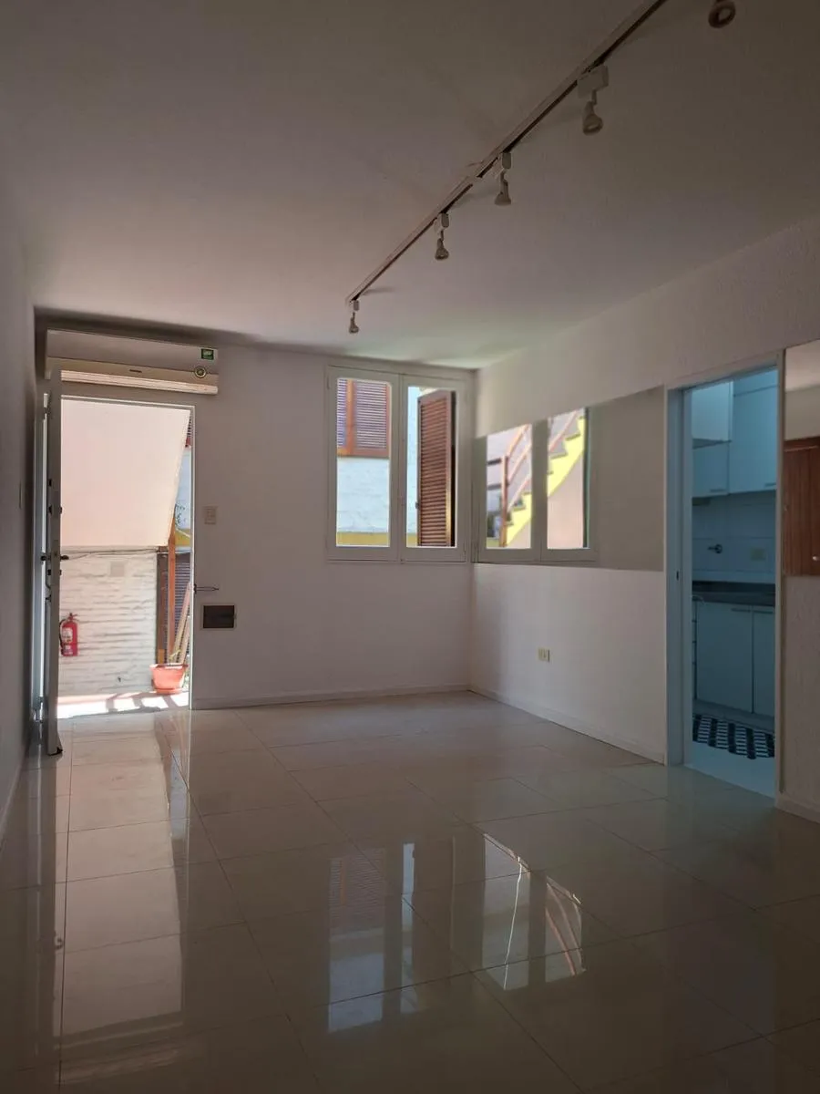 Apartamento de 2 dormitórios com garagem e varanda em Vicente López