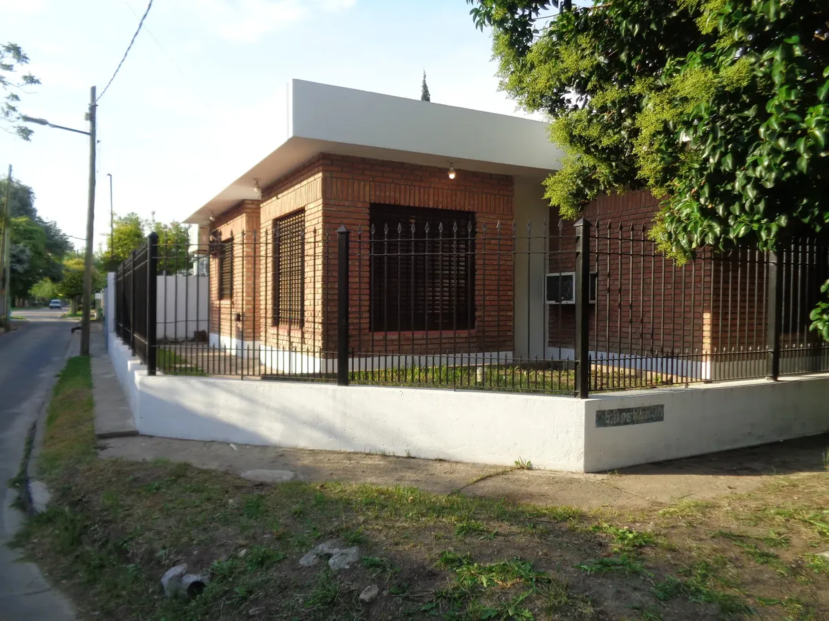 Alquiler De Casa En Burzaco: 3 Dorm. Patio,garage 2 Autos, 2 Baños. Oportunidad