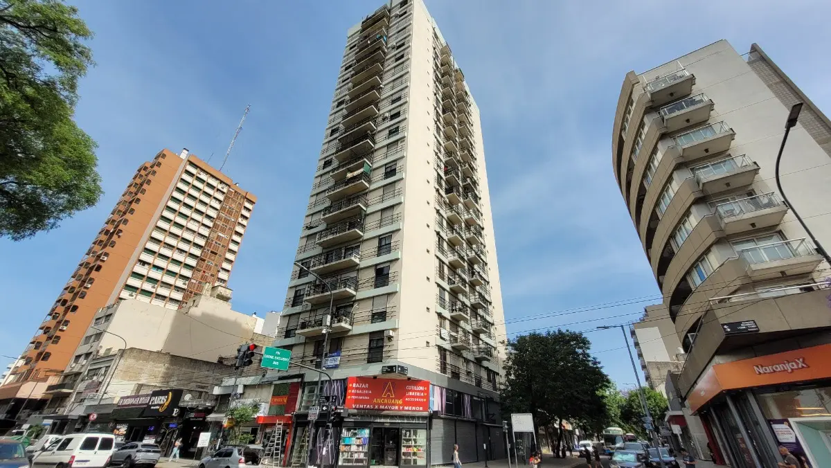 Apartamento de dois ambientes com varanda em Liniers