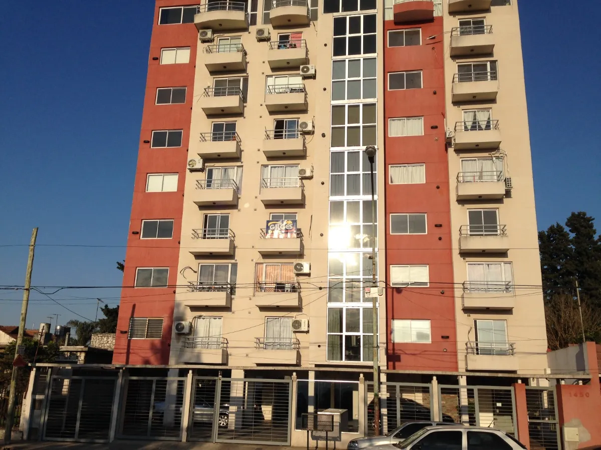 Apartamento de dois ambientes de frente para o Metrobús em Morón
